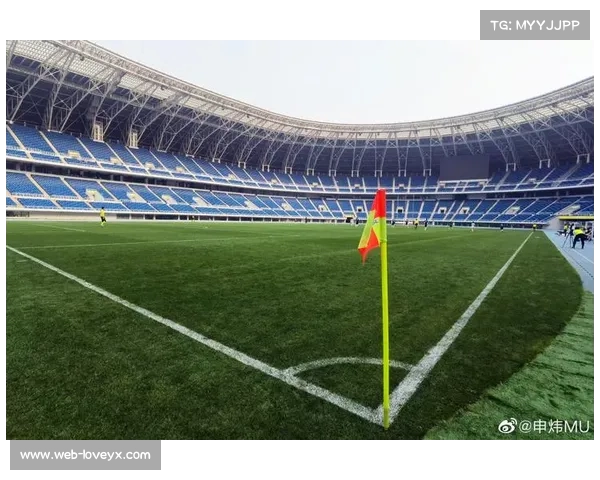 水滴体育场草皮接受细致养护,保障收官战进行 水滴体育场草皮接受细致养护,保障收官战进行